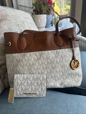 Michael Kors Marina drawstring Brown and Cream Signature Tote with NEW Wallet
